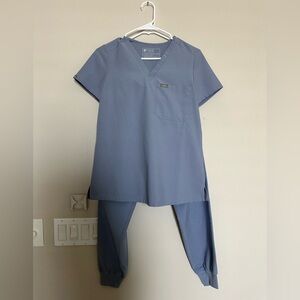 Figs Women’s Scrub set (Zamora Jogger)
XXS TOP // XS PETITE PANTS